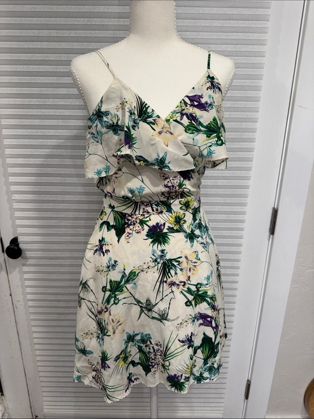 Amour Vert Barrett Wrap Floral Mini Dress in Tropical Print 100% Silk  0902